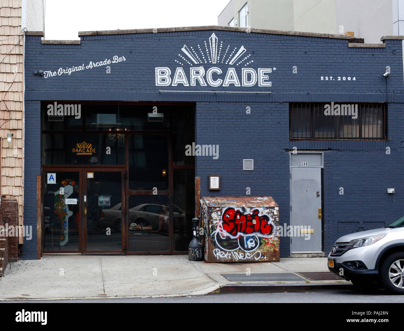 Barcade Williamsburg, 388 Union Ave, Brooklyn, New York. L'esterno di un bar con giochi arcade nel quartiere di Williamsburg Foto Stock