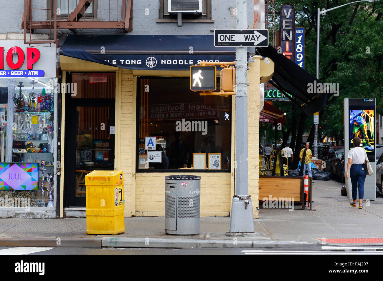 [Storico punto vendita] Little Tong Noodle Shop, 177 1st Avenue, New York, New York, NY. Esterno punto vendita di un ristorante Yunnan nell'East Village Foto Stock
