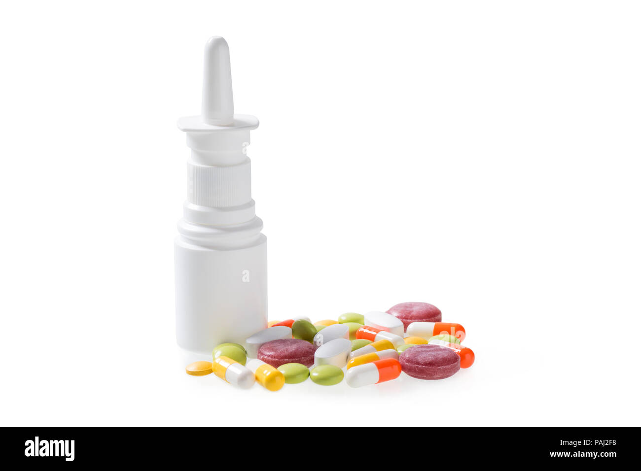 Spray Nasale - spray nasale e pillole isolati su sfondo bianco Foto Stock