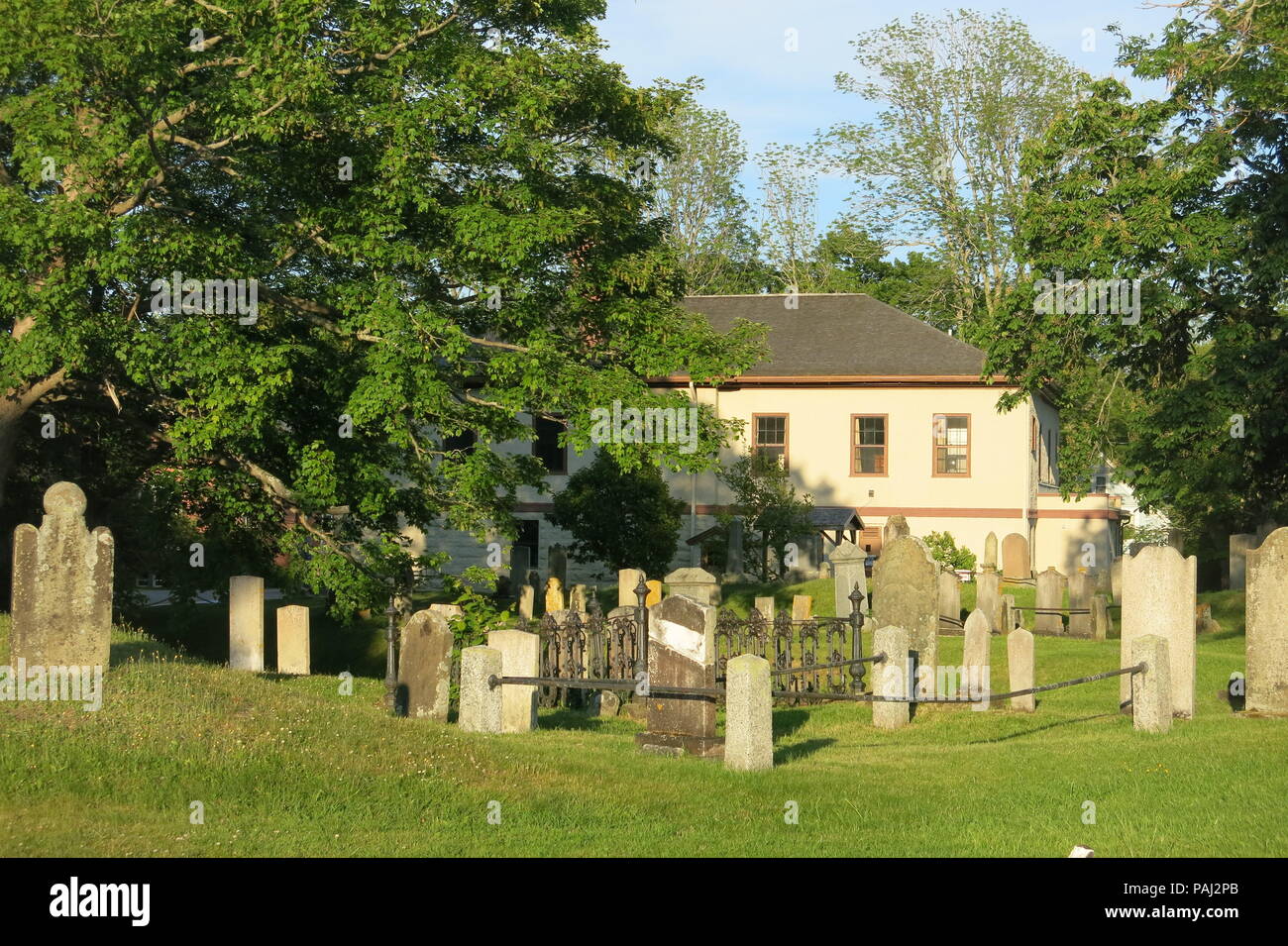 Il grande parco di Fort Anne sito storico sono liberi di entrare con caratteristiche interessanti per passeggiare e godersi la sera presto sunshine. Foto Stock