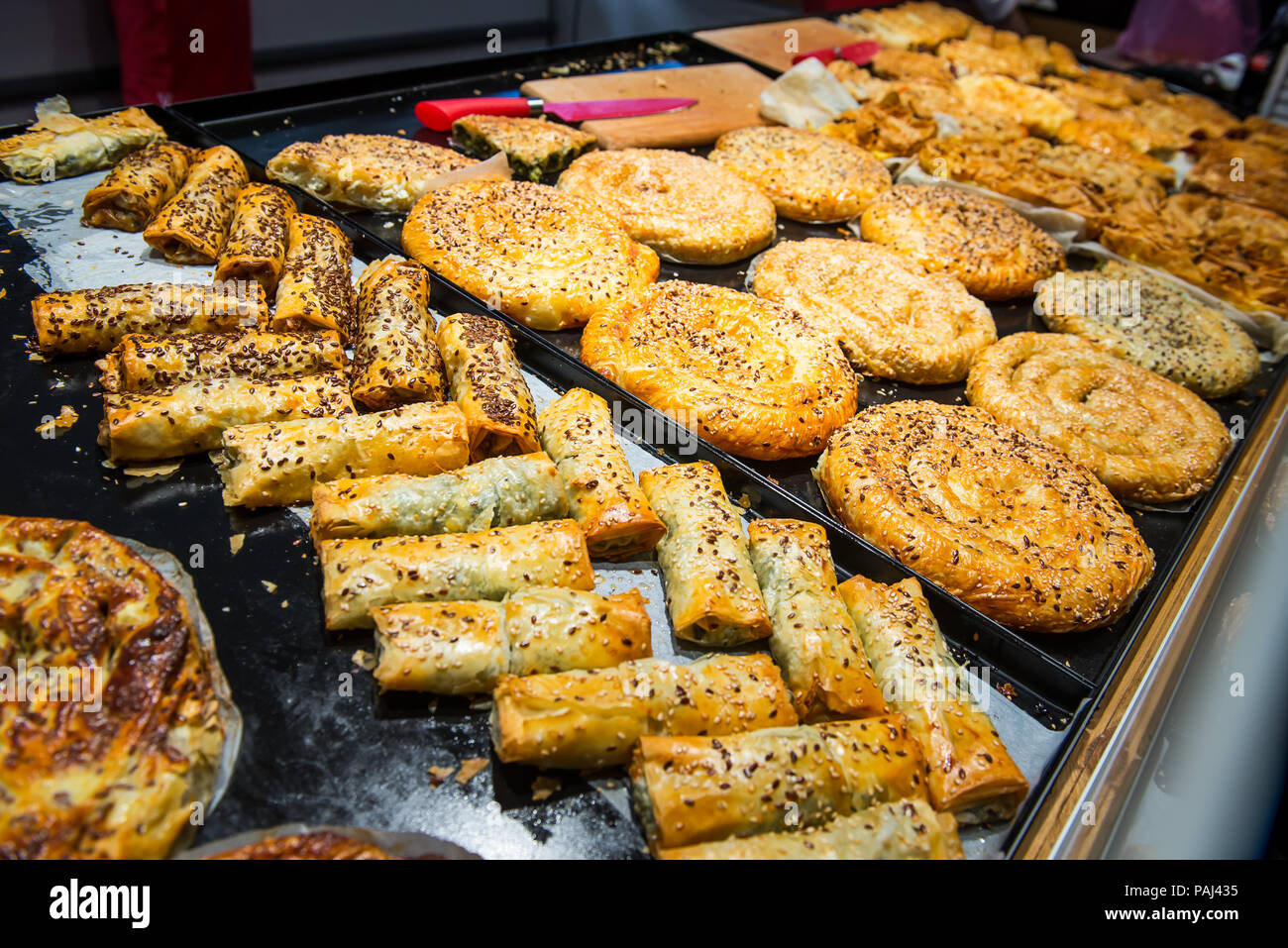 Cotto al forno di pasta sfoglia con una varietà di farciture sul display al panificio. Messa a fuoco selettiva Foto Stock