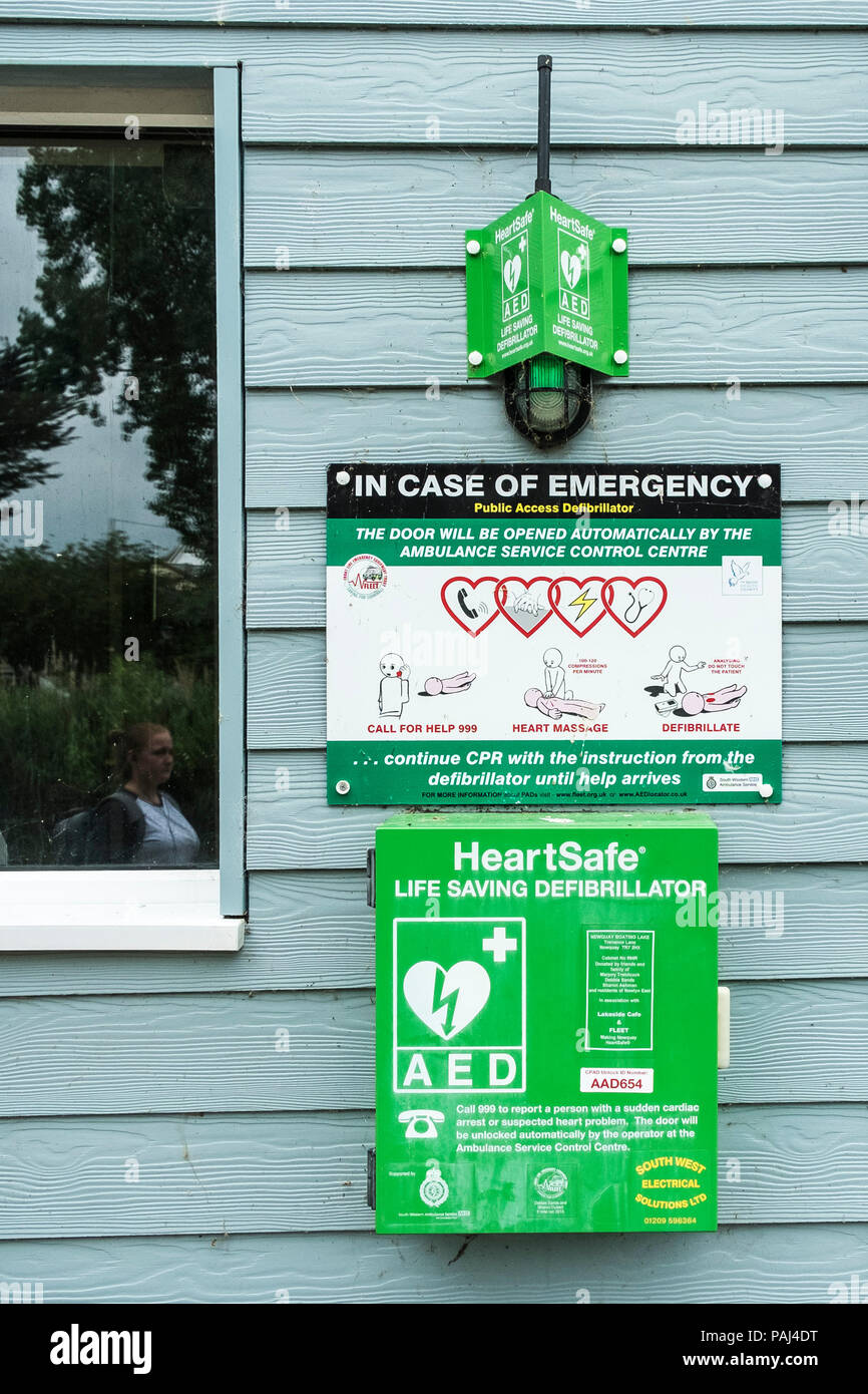 Un cuore di emergenza defibrillatore in giardino Trenance in Newquay Cornwall. Foto Stock