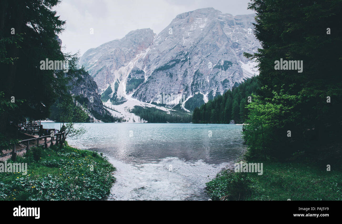 Bellissima vista del Lago di Braies o lago di Braies, Trentino Alto Adidge, Dolomiti, Italia. Foto Stock