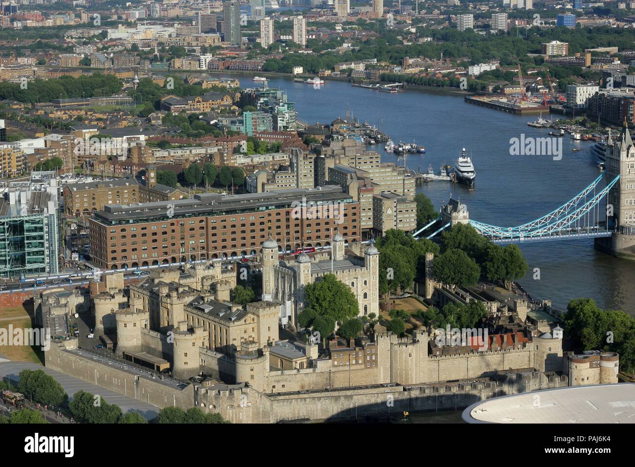 Vista aerea della torre di Londra e del ponte della torre, fiume tamigi, Inghilterra, Regno Unito Foto Stock