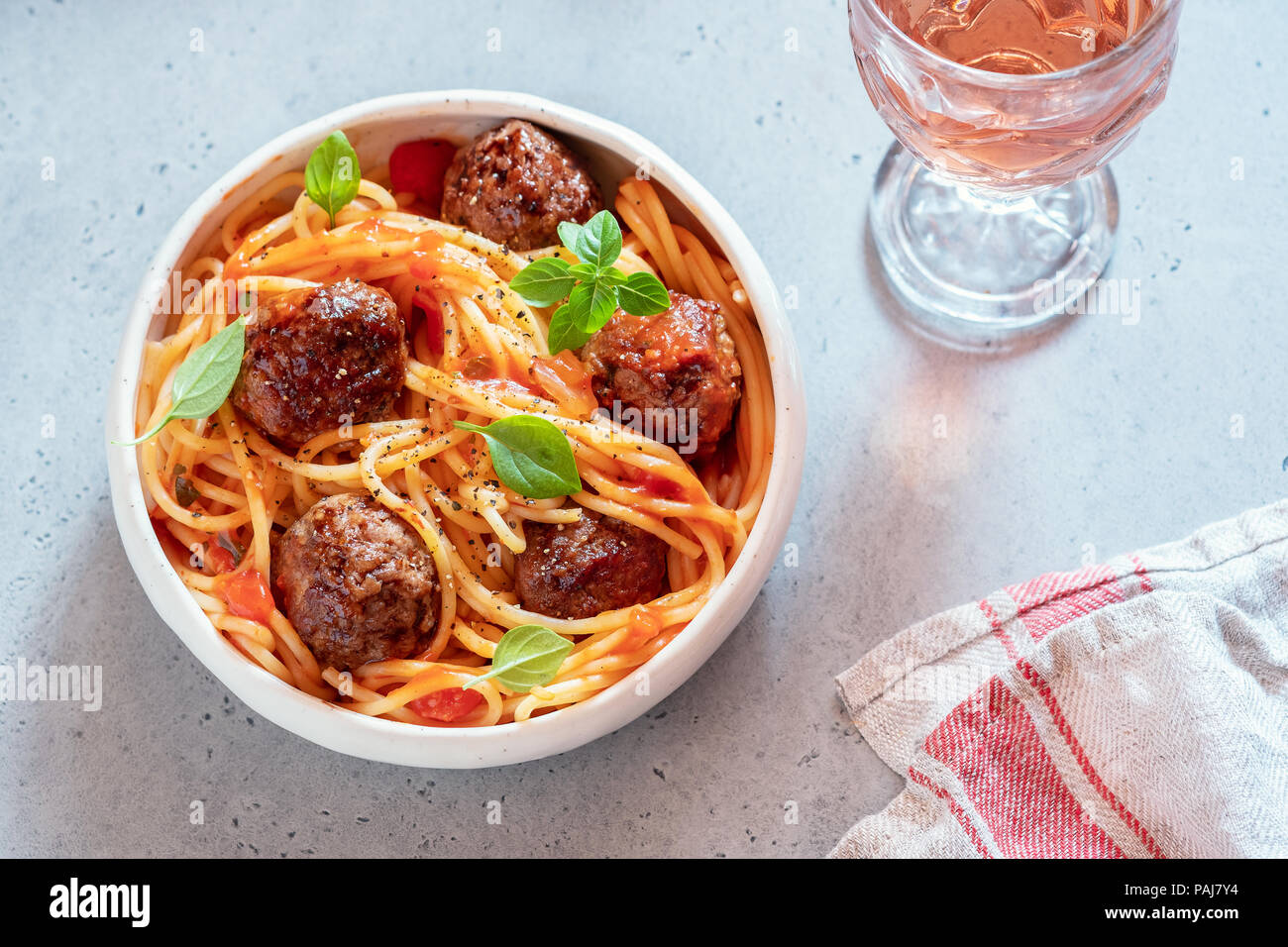 Spaghetti con le polpette di carne e salsa di pomodoro Foto Stock