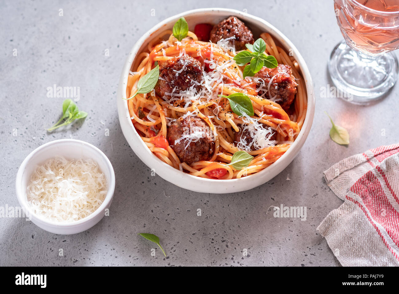 Spaghetti con le polpette di carne e salsa di pomodoro Foto Stock