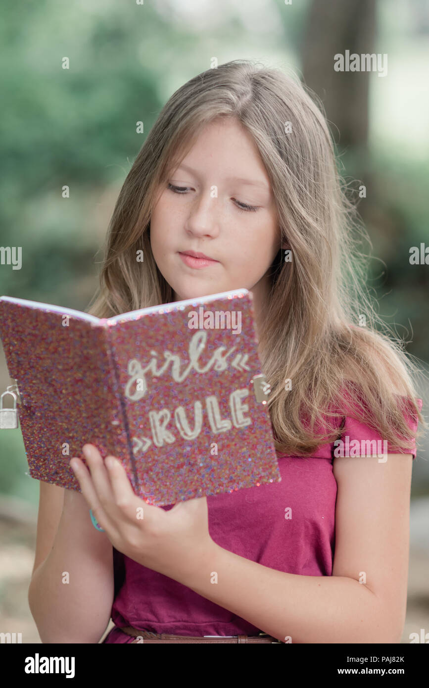 Pre-teen girl all'aperto Foto Stock