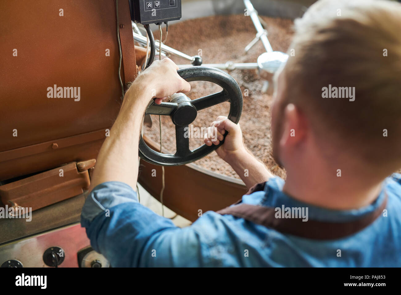 Torrefazione di caffè con macchina Foto Stock