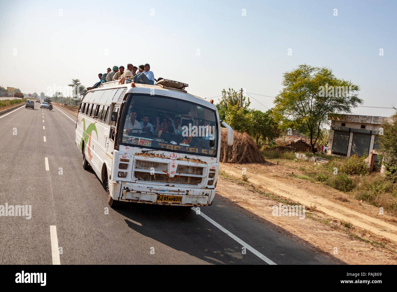Gli indiani che viaggiano in un bus di sovraffollamento nel Rajasthan, India Foto Stock