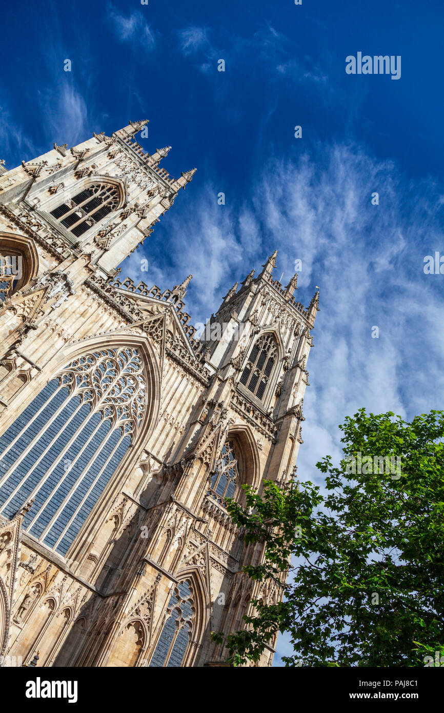 Una vista esterna della façade ovest di York Minster, Yorkshire, Inghilterra Foto Stock