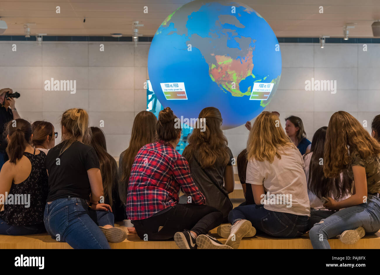 La scienza su una sfera - globo terrestre collegato al NOAA . Museo di Scienze di Trento (MUSA), Italia. Foto Stock La scienza su una sfera - globo terrestre collegato al NOAA . Museo di Scienze di Trento (MUSA), Italia. Foto Stock