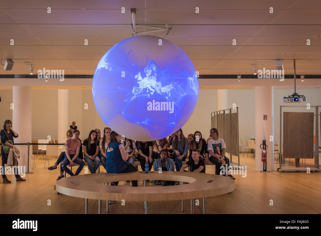 La scienza su una sfera - globo terrestre collegato al NOAA . Museo di Scienze di Trento (MUSA), Italia. Foto Stock