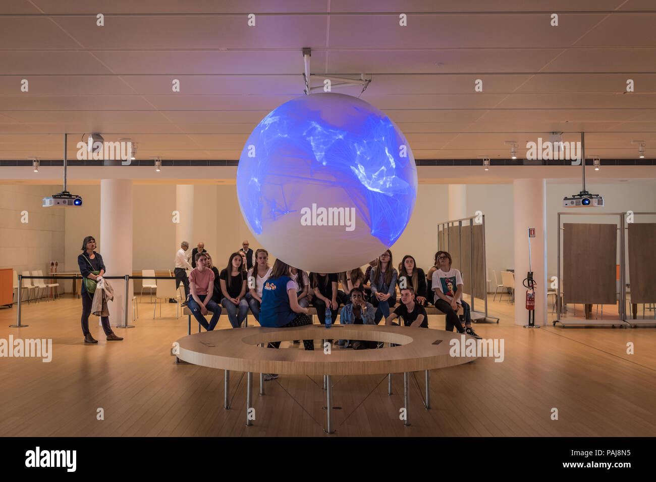 La scienza su una sfera - globo terrestre collegato al NOAA . Museo di Scienze di Trento (MUSA), Italia. Foto Stock La scienza su una sfera - globo terrestre collegato al NOAA . Museo di Scienze di Trento (MUSA), Italia. Foto Stock