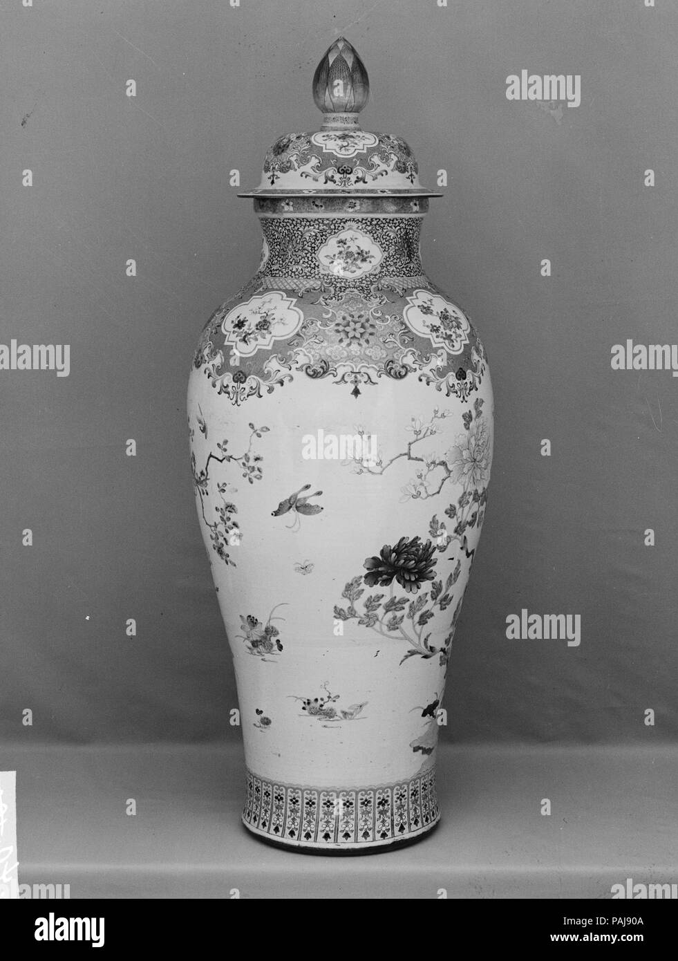 Grande Vaso con coperchio e progettazione di pavoni. Cultura: la Cina. Dimensioni: H. 52 1/4 in. (132.7 cm); Diam. 20 1/4 in. (51,4 cm); Diam. di base 13 1/2 in. (34,3 cm). Museo: Metropolitan Museum of Art di New York, Stati Uniti d'America. Foto Stock