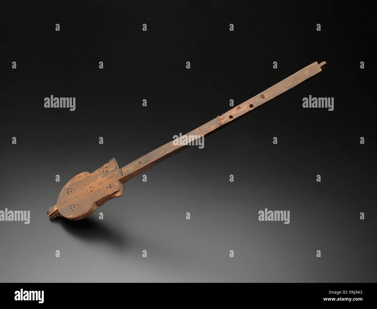 Liuto. Cultura: romana e bizantina. Dimensioni: complessivo: 4 3/4 x 1 7/16 x 28 13/16 in. (12 x 3,7 x 73,2 cm). Data: 200-500. Stringhe eseguito dalla sommità di questo strumento di lungo collo alla fine della scatola sonora che presenta una dentellatura (denominato strozzatura) sui suoi lati. Il musicista della mano destra probabilmente coglievano le stringhe mentre la mano sinistra utilizzata la porzione inferiore del collo come una tastiera. Il liuto è uno degli unici quattro del tipo a sopravvivere; le tacche sulla cassa acustica suggeriscono che può essere un antenato della chitarra. Museo: Metropolitan Museum of Art di New York, Stati Uniti d'America. Foto Stock