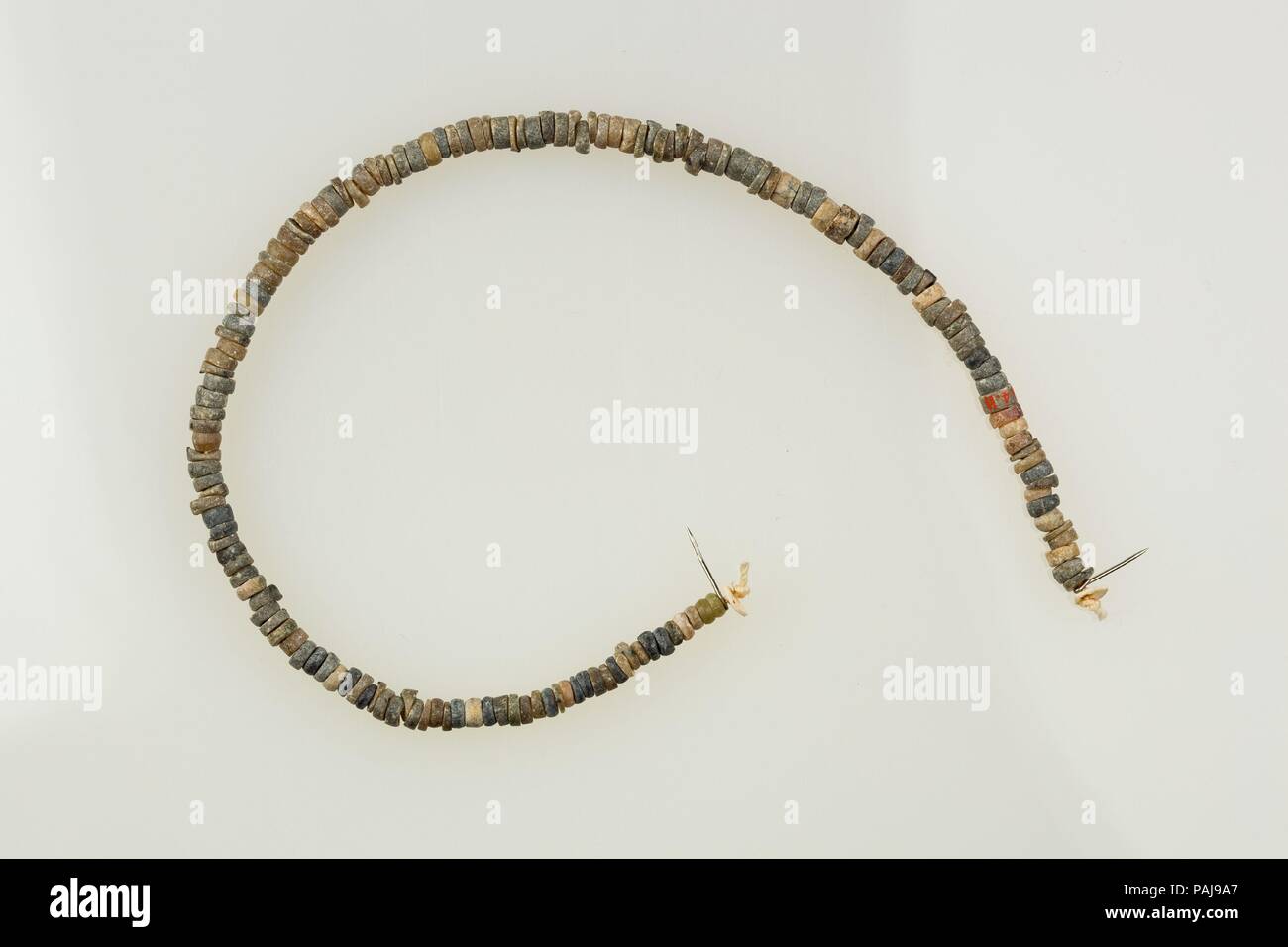 Stringa di perline. Dimensioni: 14 9/16 in. (37 cm). Data: ca. 3650-2960 A.C. Museo: Metropolitan Museum of Art di New York, Stati Uniti d'America. Foto Stock