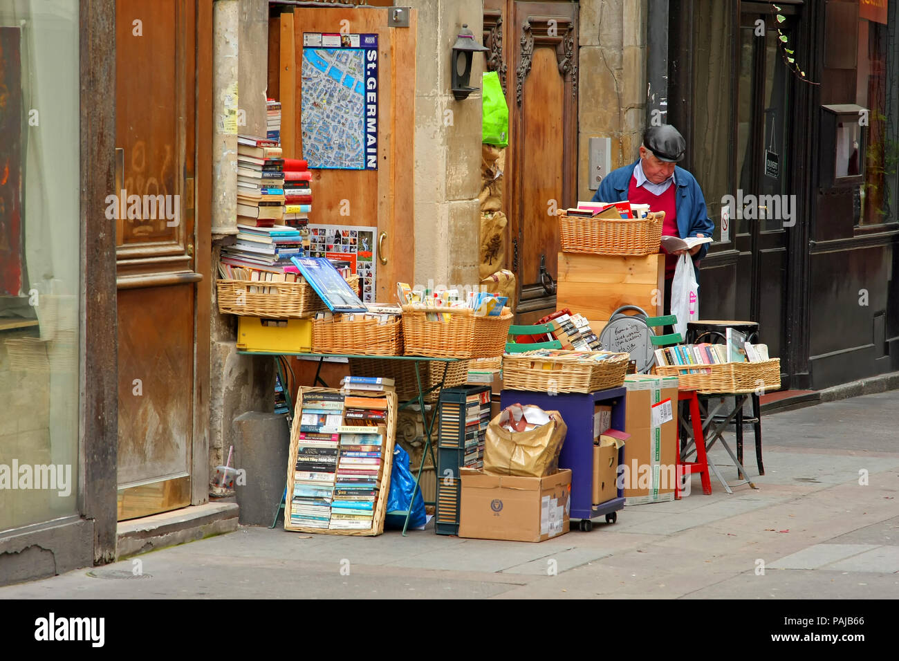 Parigi, Francia - 10 giugno 2008: Negozio vendita libri usati. Foto Stock
