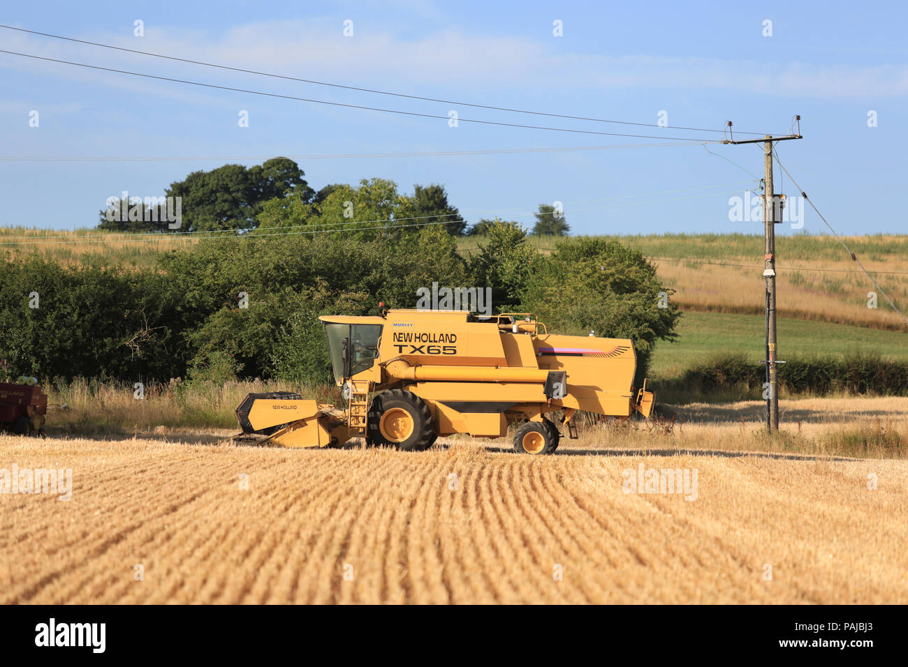 New Holland TX65 Mietitrebbia parcheggiata in un campo inglese. Foto Stock