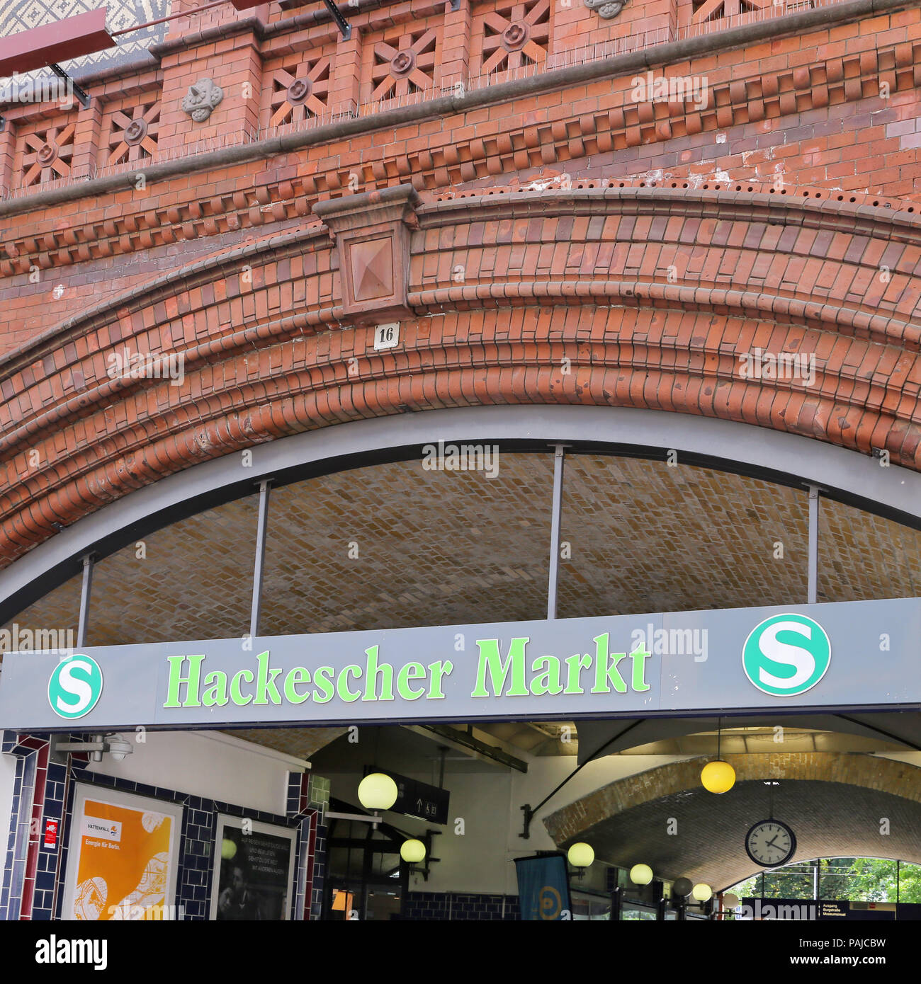 Berlino, Germania - 25 Luglio: strada in vista Hackescher Mercato sulla luglio 25, 2015 a Berlino, Germania. Foto Stock