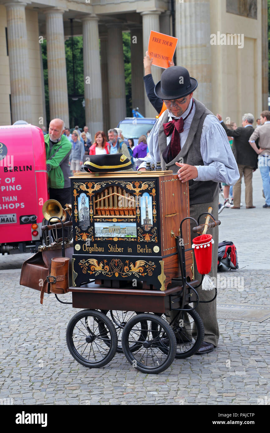 Berlino, Germania - 27 Luglio: Unidentified musicista di strada sulla via Berlino sulla luglio 27, 2015 Foto Stock