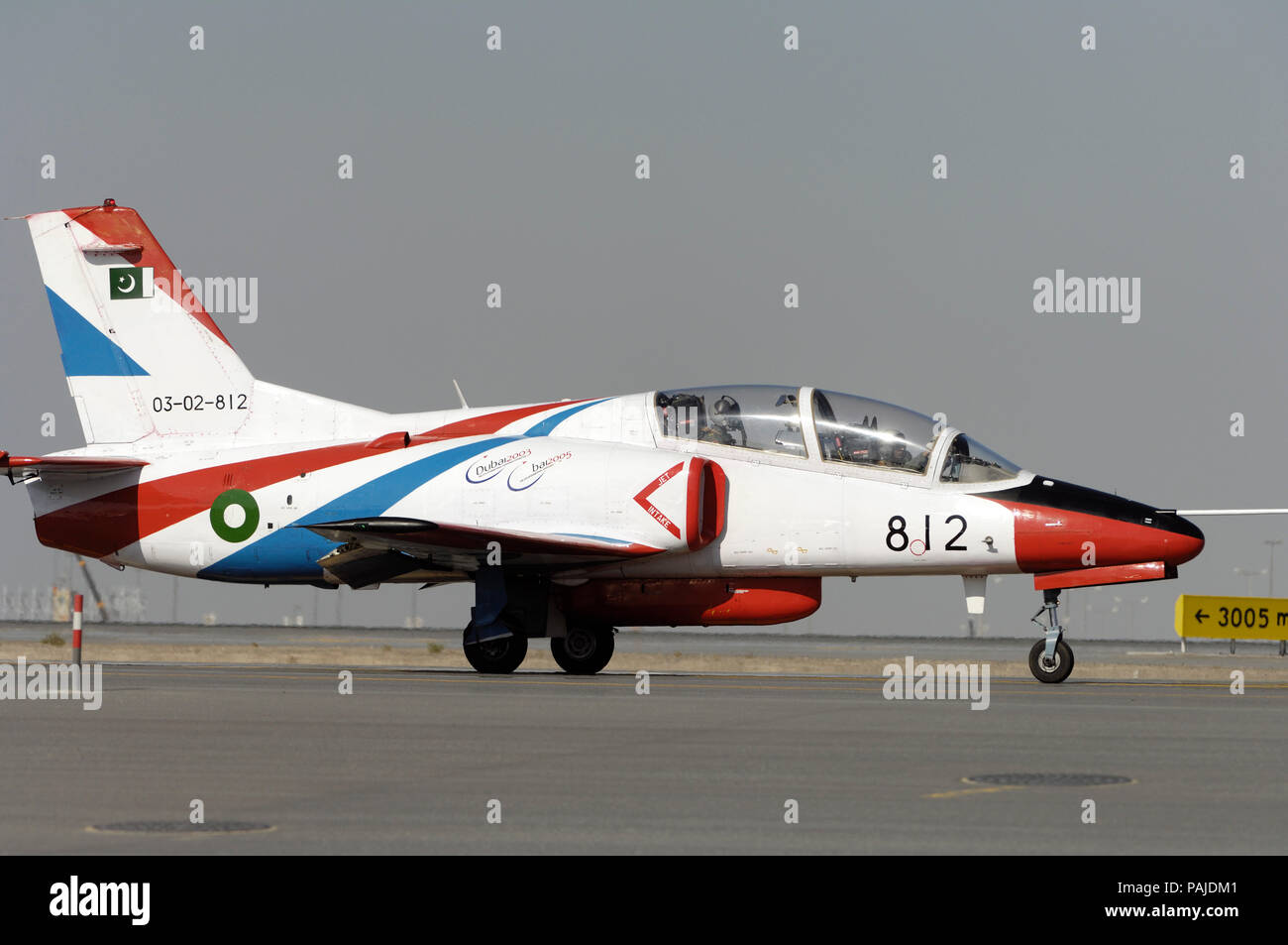 Pakistan - AirForce Nanchang K-8 Karakorum in rullaggio al salone aeronautico di Dubai 2007 Foto Stock