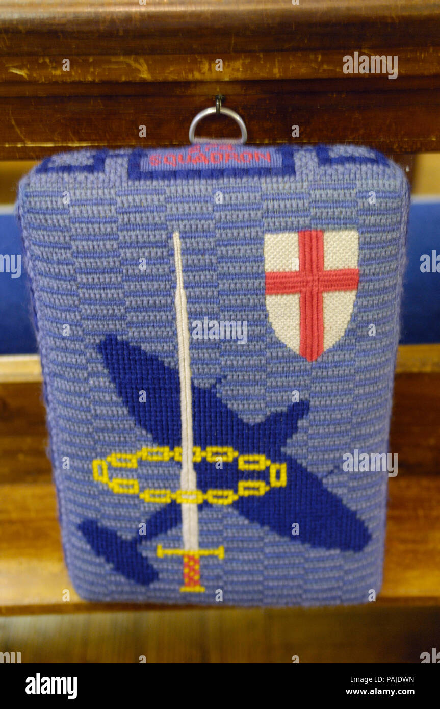 Cuscino pew all'interno di St George's Royal Air Force Cappella del ricordo a Biggin Hill, costruito nel 1951 progettato da Hugh Easton Foto Stock