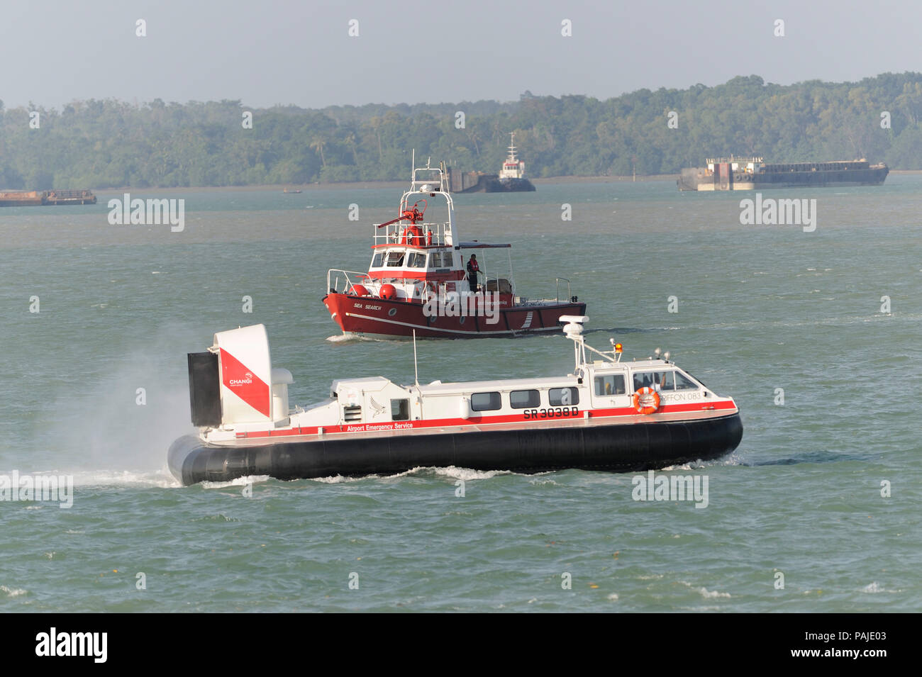 Changi-Airport Servizio di emergenza nuovo di zecca Griffon Hoverwork 8000TD rescue hovercraft volare al di là del mare dello Stretto di Singapore Foto Stock