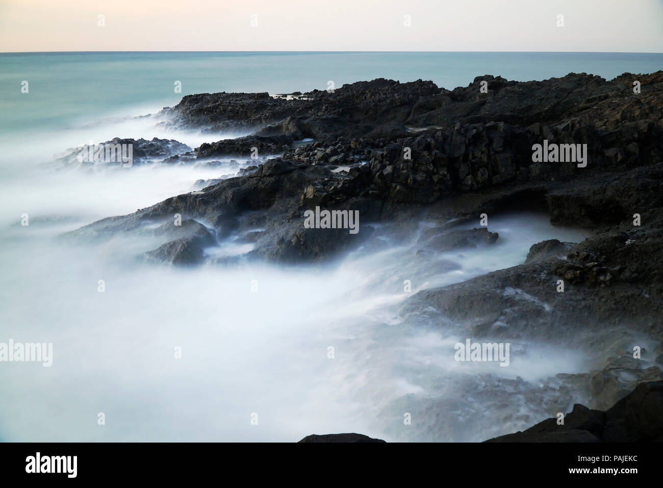 Exposured lungo le rocce in riva al mare Foto Stock