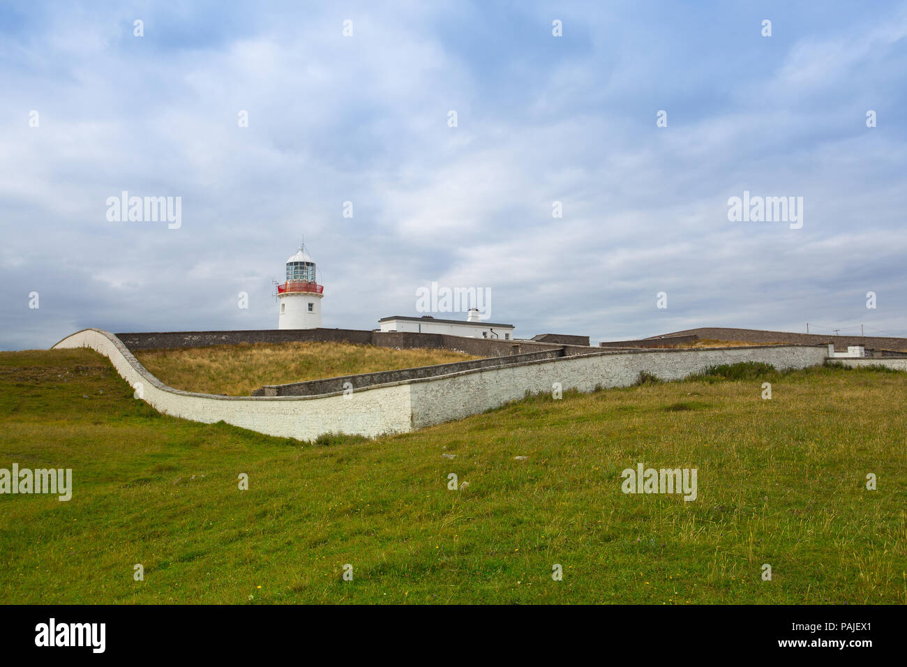 San Giovanni Point Lighthouse, per vedere si profila alla fine di una delle più lunghe penisole in Irlanda. Foto Stock