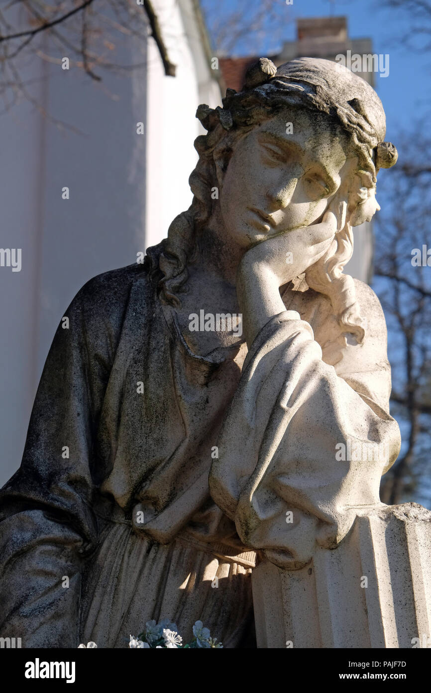 Angelo statua nella chiesa della Visitazione della Vergine Maria in Sisak, Croazia Foto Stock