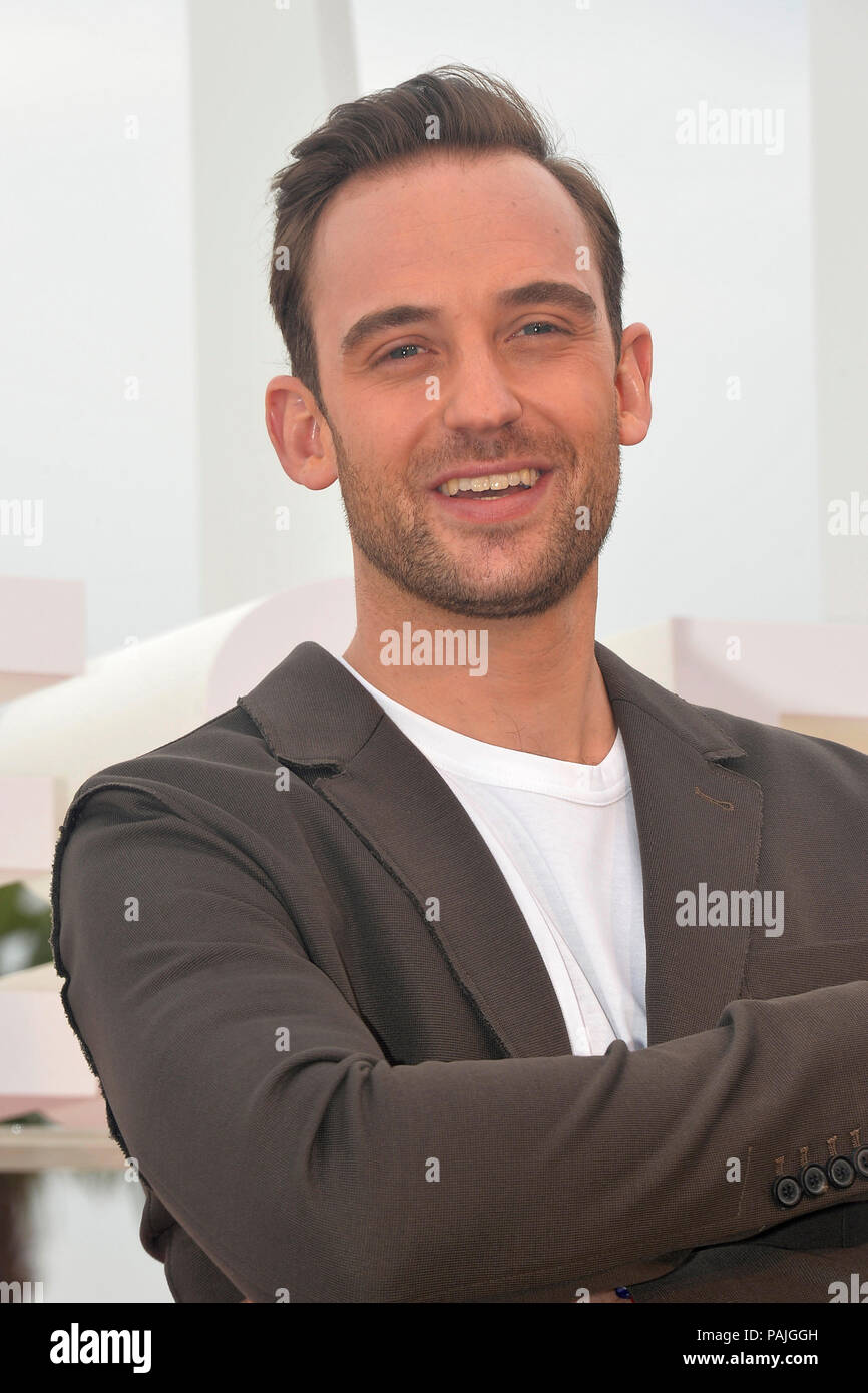 Joel Dicker frequentando il Festival CanneSeries 2018 per la serie TV ÒLa verite sur lÕaffaire Harry QuebertÓ (la verità circa la Harry Quebert Affai Foto Stock