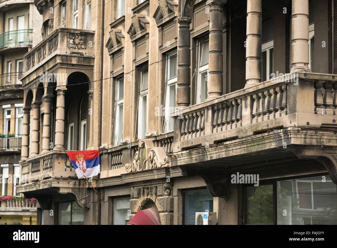 Edificio del Museo di Arti Applicate con bandiera serbo attaccato, Belgrado, Serbia. Foto Stock