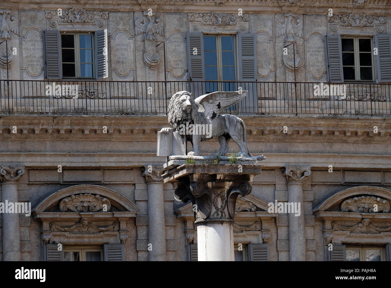 San Marco Lion, simbolo della Repubblica di Venezia su una bianca colonna di marmo in Piazza delle Erbe a Verona, Italia Foto Stock