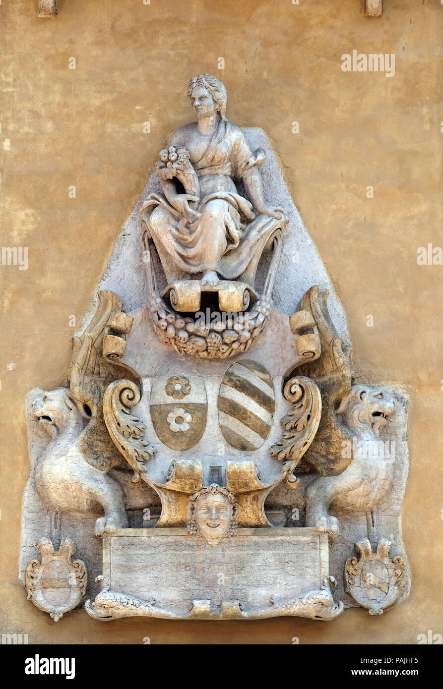 Bassorilievo sulla parete del Palazzo Ragione in Piazza dei Signori di Verona, Italia Foto Stock