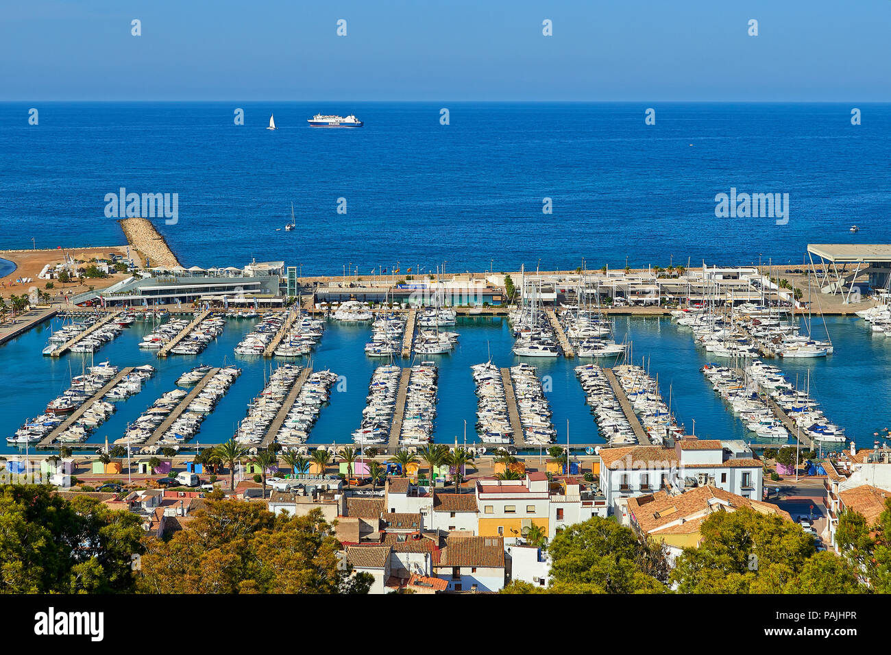 DENIA, Spagna - Luglio 08, 2018: vista sul porto e Monte Montgo di Denia, Spagna. Vista da castel di Denia Foto Stock