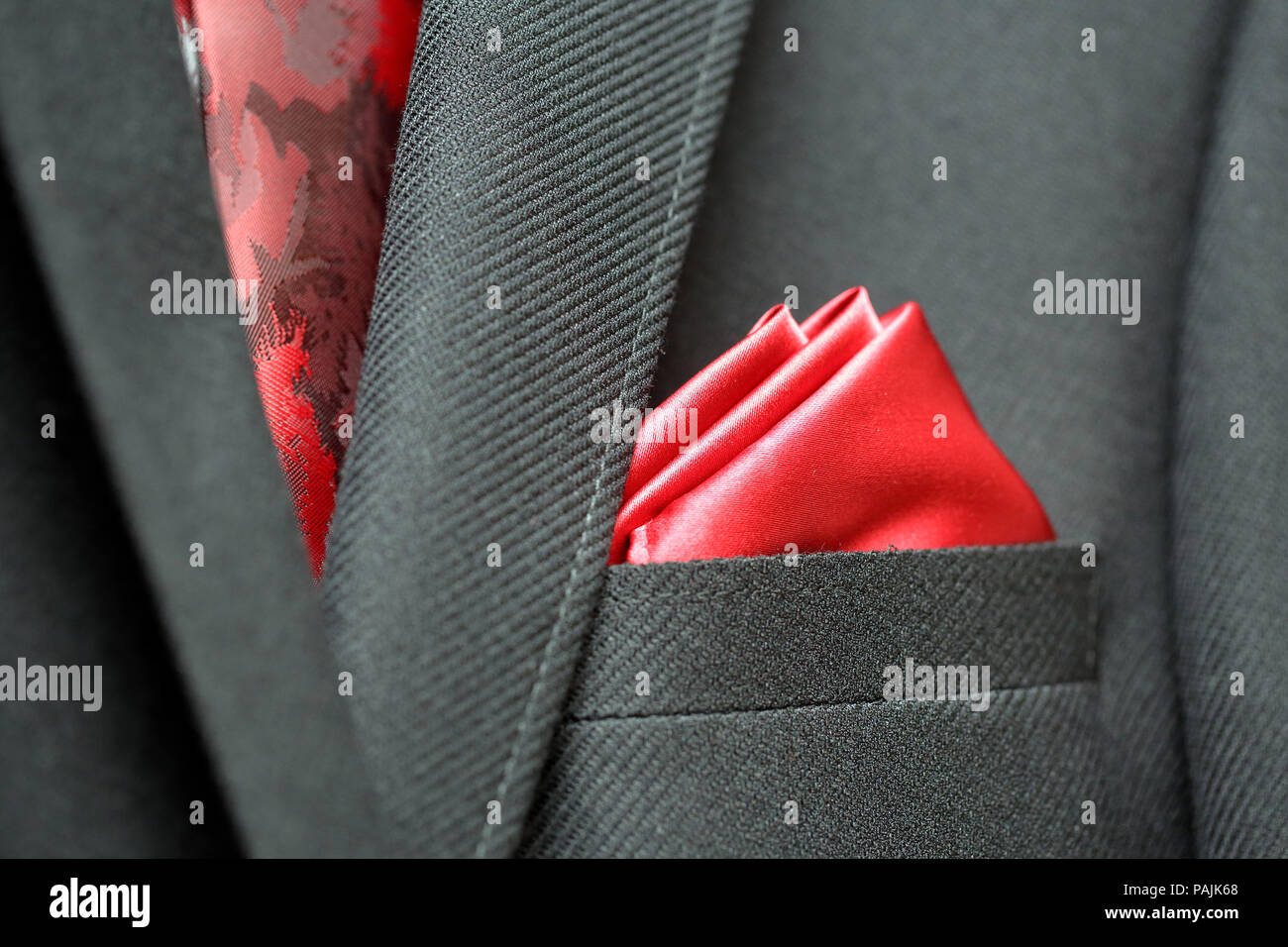 Lo sposo boutonniere rosso prima della cerimonia di matrimonio e lo spazio per il testo Foto Stock