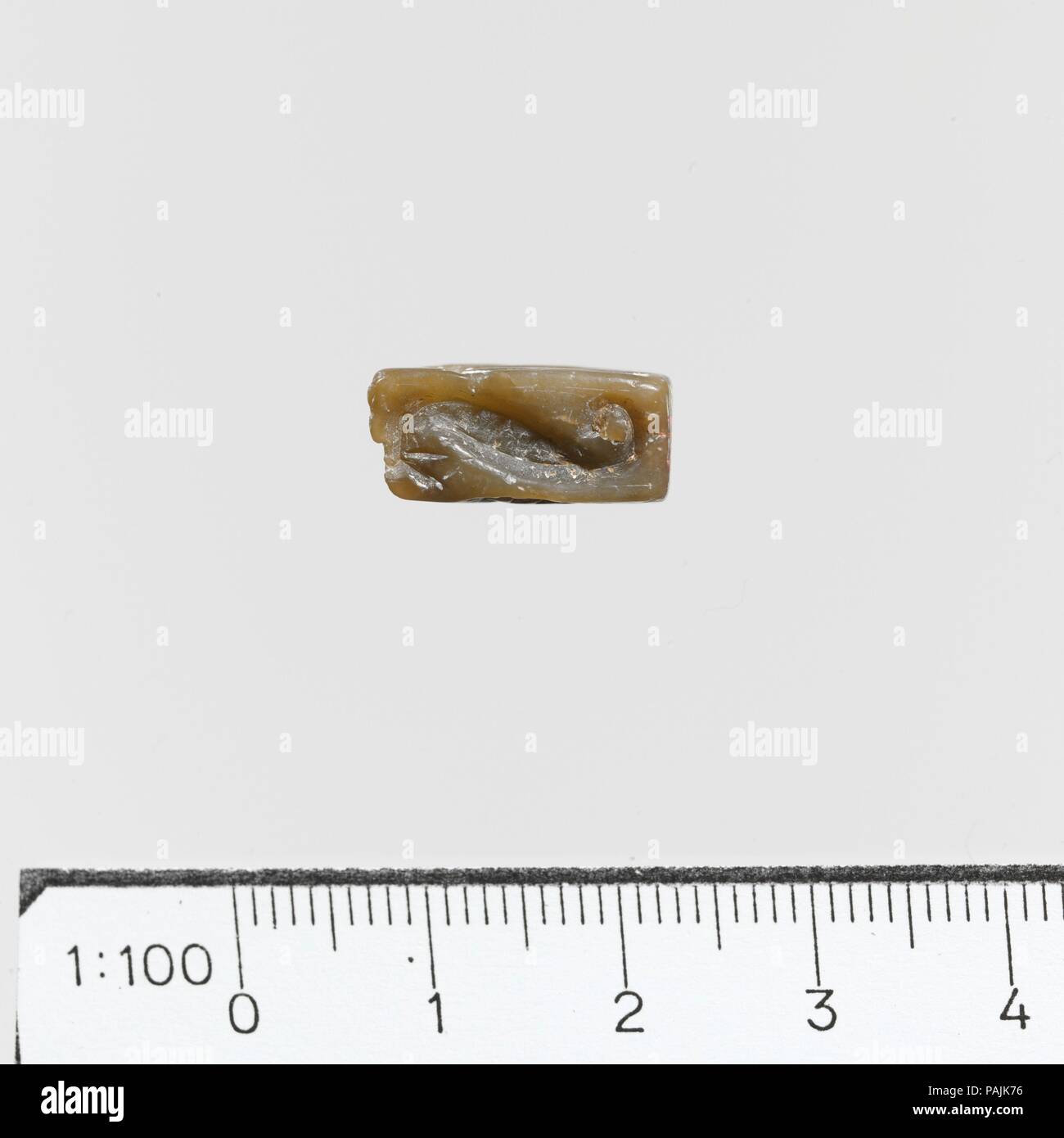 In steatite prisma rettangolare. Cultura: Minoan. Dimensioni: L. 1.55 cm; W. di lati 0,7 cm. Data: ca. 1900-1750 A.C. L'uomo; impianto; S-spirale; motivo lineare. Museo: Metropolitan Museum of Art di New York, Stati Uniti d'America. Foto Stock