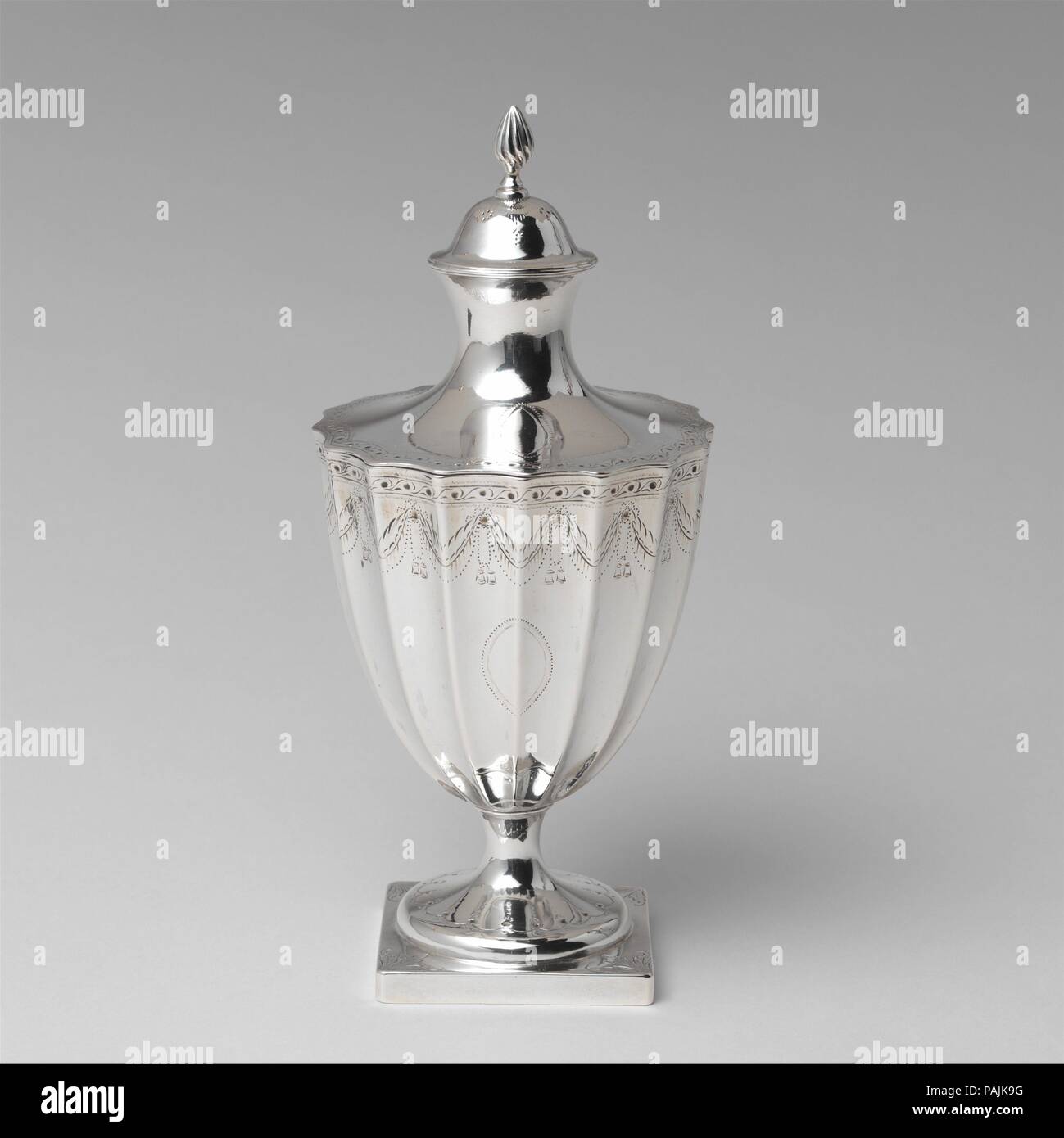 Sugar Bowl. Cultura: American. Dimensioni: complessivo: H. 9 1/8 in. (23,2 cm); 14 oz. 2 dwt. (438 g) labbro: Diam. 4 1/4 in. (10,8 cm) Base: 2 7/8 x 2 7/8 in. (7.3 x 7.3 cm) Recipiente: H. 5 3/4 in. (14,6 cm); 8 oz. 18 dwt. (276.4 g) Copertura: 5 oz. 4 dwt. (161,6 g). Autore: Paul Revere Jr. (American, Boston, Massachusetts 1734-1818 Boston, Massachusetts). Data: ca. 1795. Questa serie abbinata di coperta zuccheriera e creamer è nello stile delle pieghe di stile neoclassico così popolare con Revere del client del dopoguerra. A urna zucchero bocce, sia in pianura e scanalate, compaiono ripetutamente a Revere's libri mastri come "zucchero ur Foto Stock