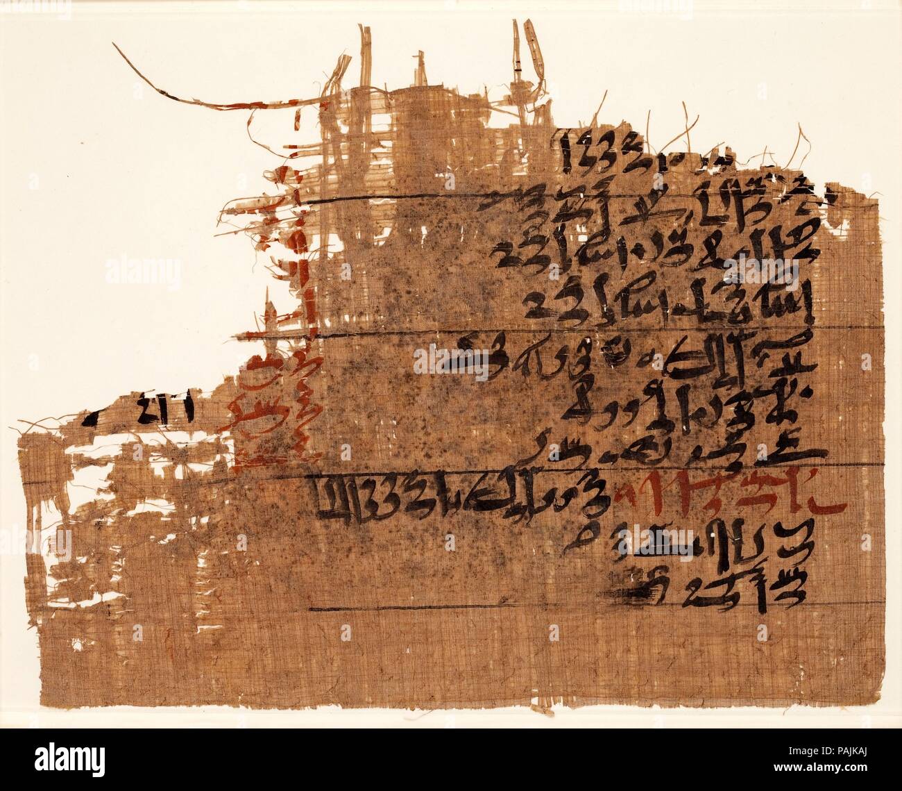 Frammento di papiro. Dimensioni: incorniciato: H. 18,6 cm (7 5/16 in.); W. 22,9 cm (9 in.). Dynasty: Dynasty 12-13. Data: ca. 2030-1640 A.C. Museo: Metropolitan Museum of Art di New York, Stati Uniti d'America. Foto Stock
