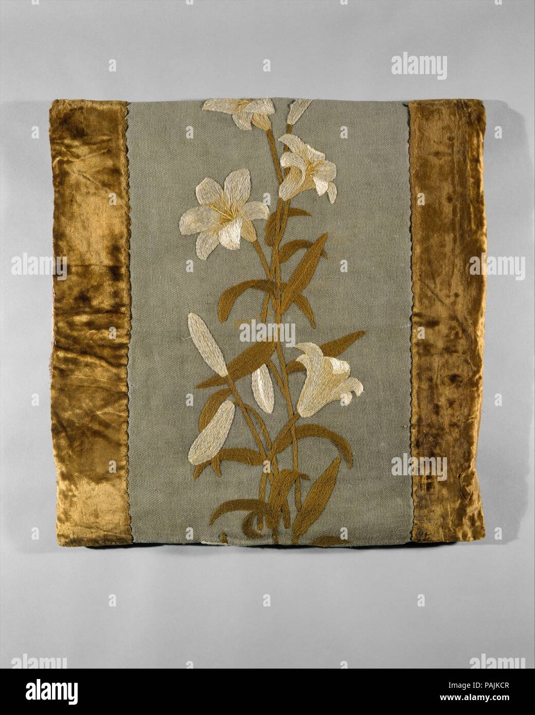 Federa del cuscino. Artista: Candace Wheeler (American, Delhi, New York 1827-1923 New York). Cultura: American. Dimensioni: 22 x 22 1/2 in. (55,9 x 57,2 cm). Data: ca. 1876-77. Progettato da Wheeler subito dopo il suo ritorno dal 1876 Centennial esposizione di Filadelfia, questa federa del cuscino è ricamato con Madonna gigli quasi identici a quelli di una cortina di confine esposti da London Royal School il lavoro di un ricamatore. Precedenti inglese fornita non solo disegni ma anche le maglie e tessuti che Wheeler adottato presto nella sua carriera. Fatti di lana grezza twill (confina con il velluto di seta), t Foto Stock