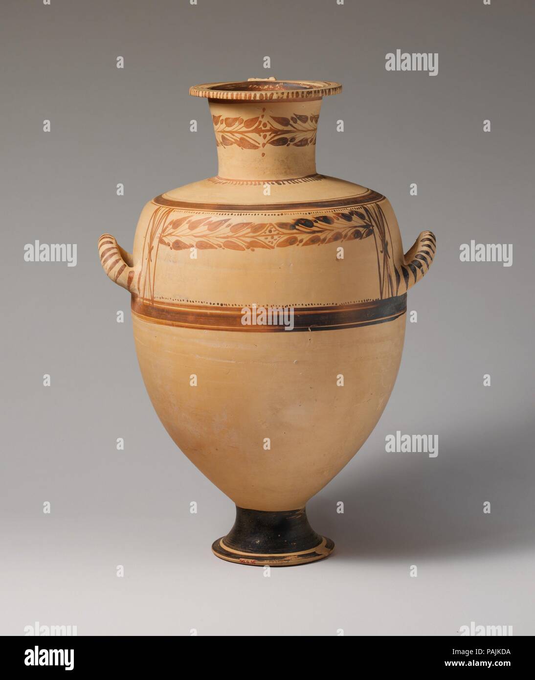 La terracotta Hadra hydria (acqua jar). Cultura: greco, tolemaico cretese. Dimensioni: h. 17 7/8 in (45,4 cm); d. 10 5/8 in. (27 cm). Data: fine del III secolo A.C. Le corone di alloro, come quelli che decorano questa hydria, sono un motivo comune sui vasi di Hadra. La camera sepolcrale connotazioni di questi dipinti ghirlande, che circondano il collo e appaiono drappeggiati in tutto il corpo, sono rinforzati dalla scoperta del bronzo hydriae circondata da vere e proprie corone d oro trovati nelle tombe macedone. Museo: Metropolitan Museum of Art di New York, Stati Uniti d'America. Foto Stock