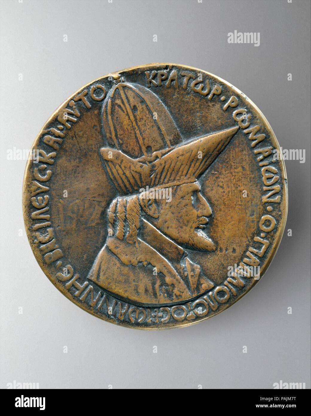 Medaglia: Giovanni VIII Paleologo. Artista: Pisanello (Antonio Pisano) (italiano, Pisa o Verona da 1395-1455). Dimensioni: 10 cm, wt. 308.9 g.. Data: modello 1439 (eventualmente il cast del XVII secolo). Attivi a Verona e le corti italiane, il celebrato maestro Pisanello lasciato dietro di sé una notevole eredità, compreso un ampio corpus di disegni diversi quadri e la devopment del Rinascimento ritratto medaglia. Ispirato da monete romane con i loro ritratti dei sovrani e rappresentazioni allegoriche sul retro, le medaglie commemorato individui o di eventi e ha funzionato come doni e cimeli. Questo m Foto Stock