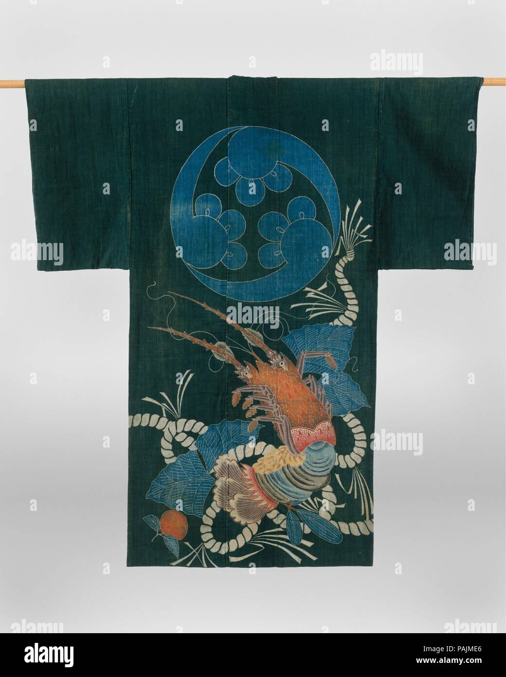 Kimono-Shaped Coverlet (Yogi) con aragosta e la cresta. Cultura: il Giappone. Dimensioni: complessivo: 67 x 58 1/4 in. (170,2 x 148 cm). Data: metà del XIX secolo. Tsutsugaki, o 'tubo disegno,' è un metodo di freehand di resistere tintura. Per questa tecnica, l'artista primo disegna direttamente sul tessuto di cotone schiacciando il riso pasta da un tubo (tsutsu), simile a una sacca di tela da pasticceria e poi cali il tessile in tintura indaco. Tsutsugaki tessili, come il kimono-coverlet sagomata sul display, spesso sono ulteriormente abbellito con mano i dettagli applicata, di solito di colore grigio o rosso, che sono dipinte su dopo la tintura è comp Foto Stock