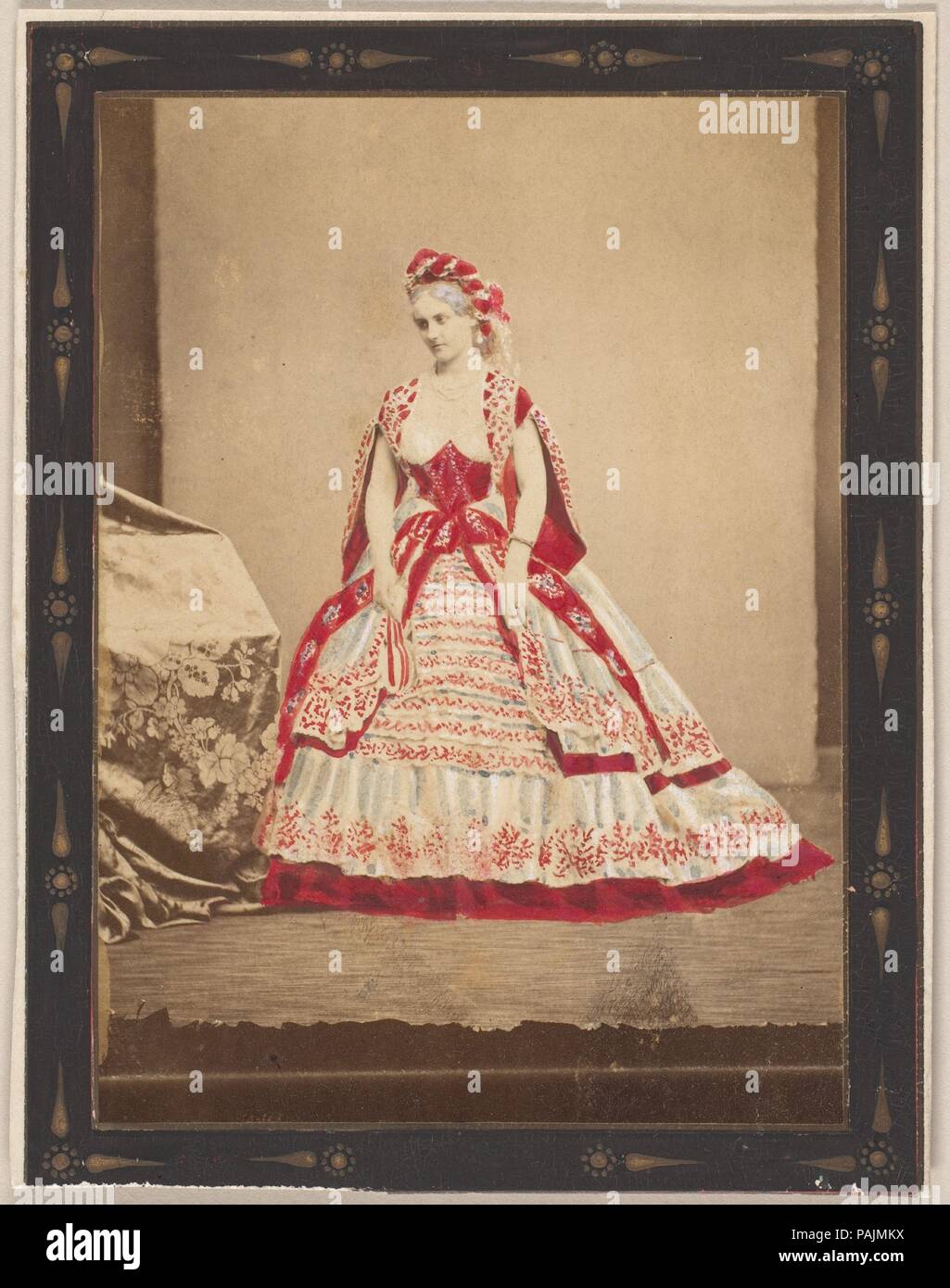 [La Finlandaise]. Artista: Pierre-Louis Pierson (Francese, 1822-1913); dipinte e ritoccate da sconosciuto (Francese). Dimensioni: Immagine: 12,2 x 8,8 cm (4 13/16 x 3 7/16 in.). Montaggio: 13,9 x 10,9 cm (5 1/2 x 4 5/16 in.) tappeto: 35,6 x 27,9 cm (14 x 11 in.). Persona in fotografia: Contessa Virginia Oldoini Verasis di Castiglione (1835-1899). Data: 1861-67. Museo: Metropolitan Museum of Art di New York, Stati Uniti d'America. Foto Stock