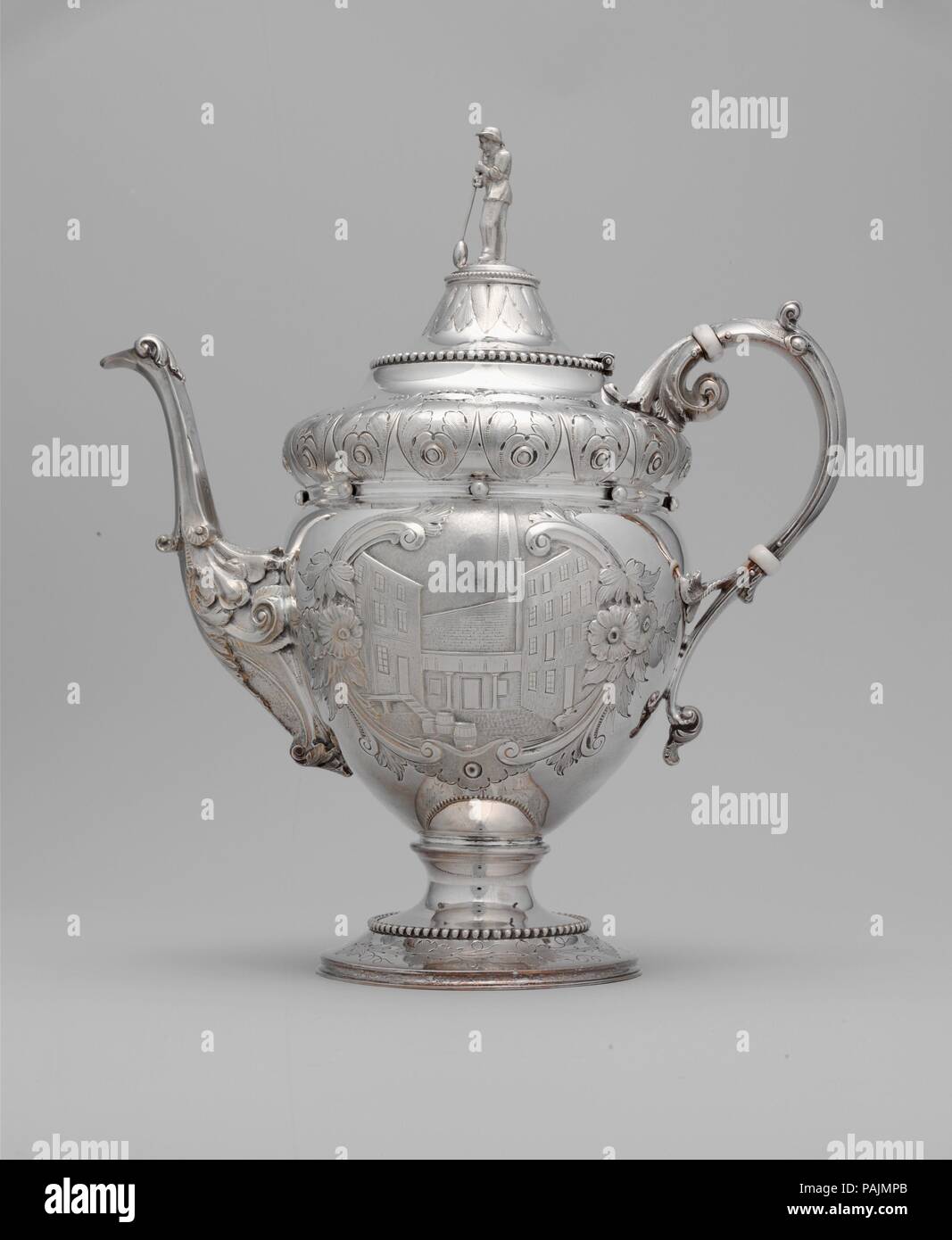 Teiera. Cultura: American. Dimensioni: 11 1/4 x 9 15/16 in. (28,6 x 25,2 cm). Maker: Legno e Hughes (1845-99). Data: 1862-63. Presentato al Dorflinger cristiana dopo il suo ritiro dalla lunga isola in vetro flint lavora nel 1863, questo servizio (2006.90.1-4) è ornata con meticolosamente inseguito scene della vetreria stessa. La teiera raffigura un cortile posteriore della fabbrica, con una banchina di carico e imballaggio di barili, mentre la crema pot (2006.90.2) dispone di una vignetta di un adesivo telato al suo banco una finitura soffiata brocca di vetro. Il finials, colati in forma di vetrai, anche riferimento Dorfli Foto Stock