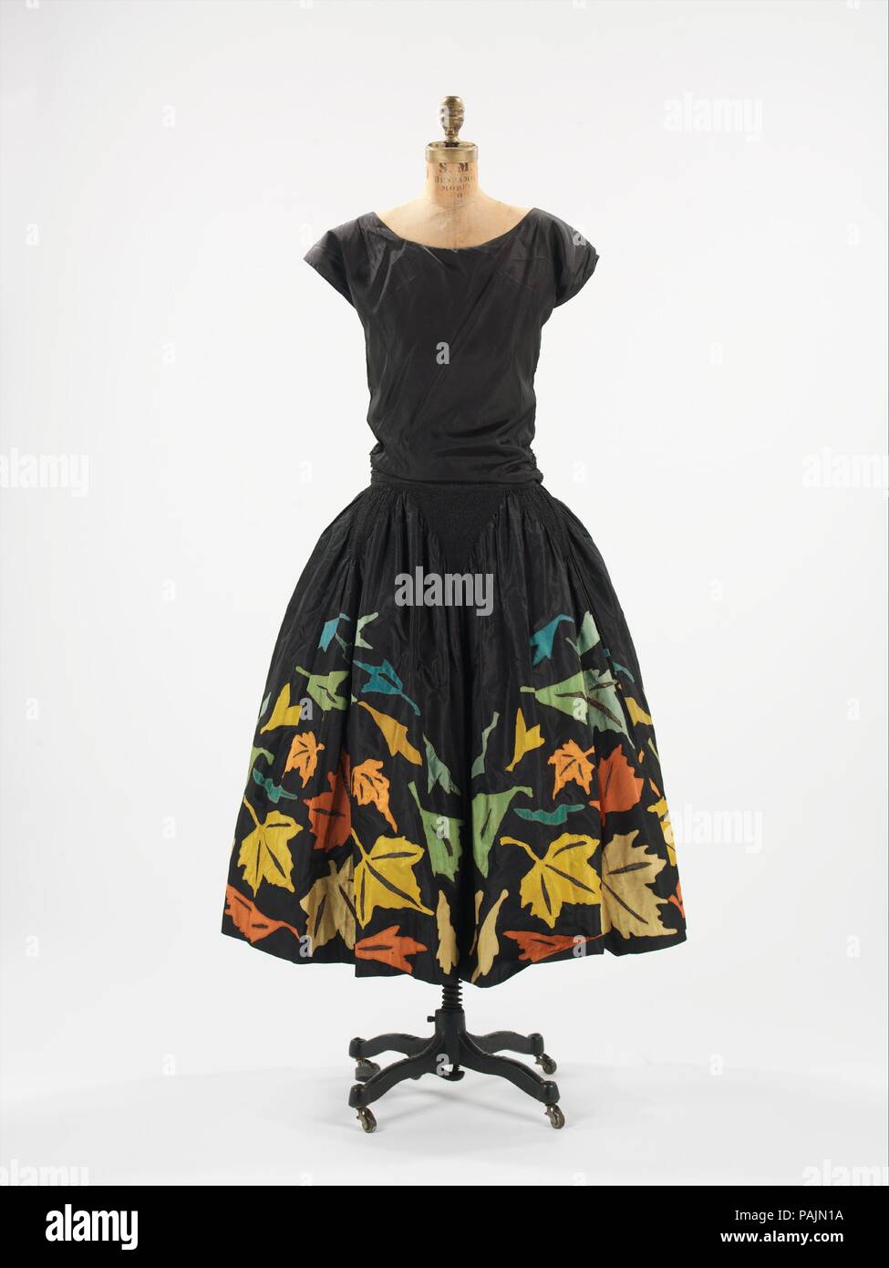 Abito da sera. Cultura: francese. Design House: Myrbor (Francese, 1922-1936). Data: 1924. Il francese casa di moda Myrbor è stato aperto nel Luglio 1922 da Marie Cuttoli, uno statista francese la moglie su 17 rue VIGNON Parigi. Solo in funzionamento fino al 1936, la casa impiegati europei di spicco e gli artisti russi tra cui Picasso e Matisse a creare disegni per le decorazioni interne e abbigliamento che la casa prodotta. Entrambi Europeo Orientale émigrés che ha lavorato come designer con la Leon Bakst, Natalia Goncharova, un russo artista futurista e Sarah Lipska, di origine polacca, erano tra la casa del Foto Stock