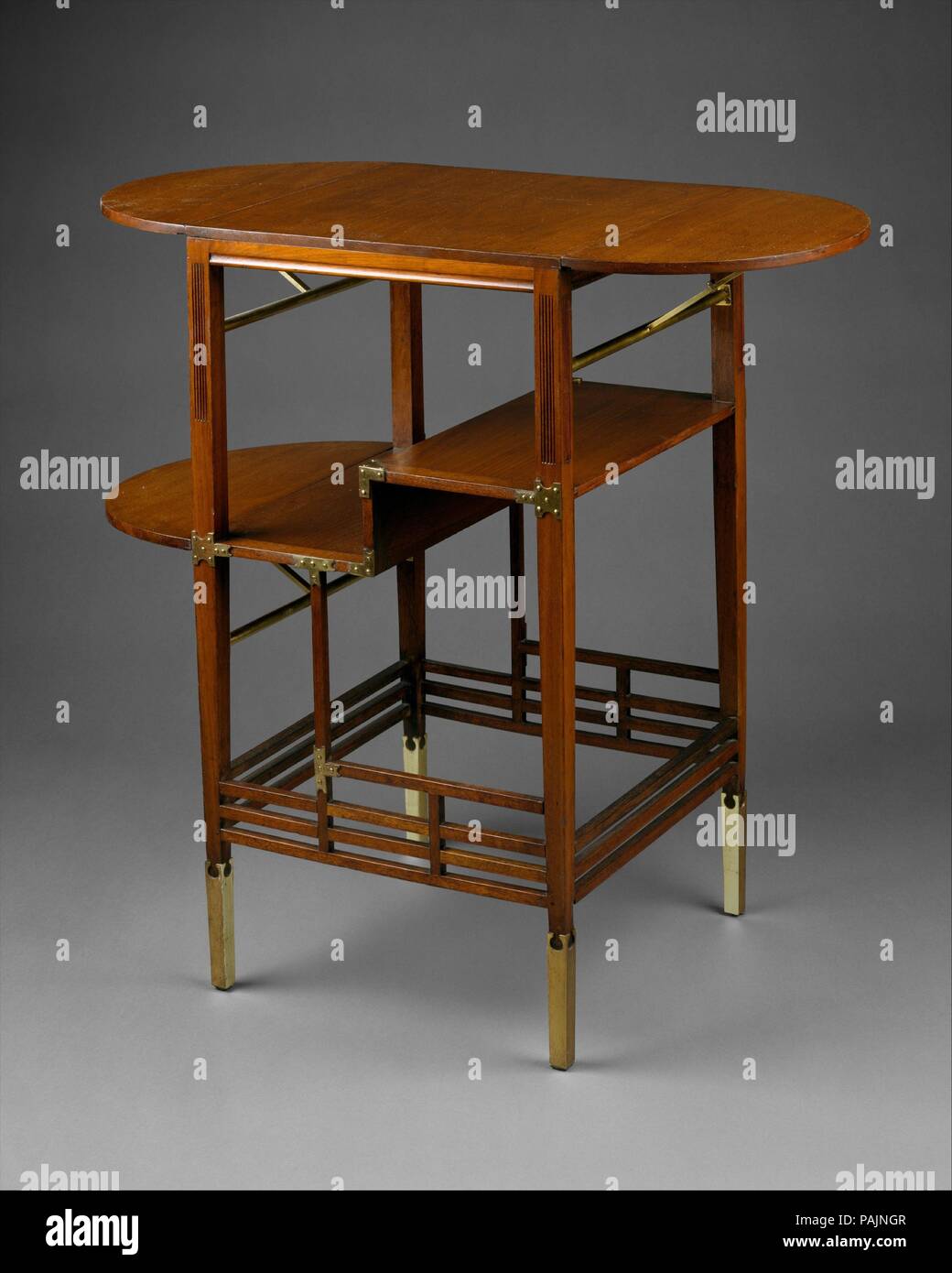 Tavolo laterale. Cultura: British, Londra. Progettista: Edward William Godwin (British, Bristol 1833-1886 Londra). Dimensioni: complessivo: 29 7/16 × 16 × 32 1/8 in. (74,8 × 40,6 × 81,6 cm). Data: ca. 1872. Questa tabella, progettato da Edward William Godwin intorno al 1872, dimostra gli ideali caratteristica del movimento estetico in Gran Bretagna dal 1860 al 1880. La composizione globale della tabella, con le sue linee attenuato e organizzazione asimmetrica delle barelle e posti, crea un ritmo di elementi orizzontali e verticali che echo Asian nonché Inglese tradizionale con influenze. Un altro examp Foto Stock