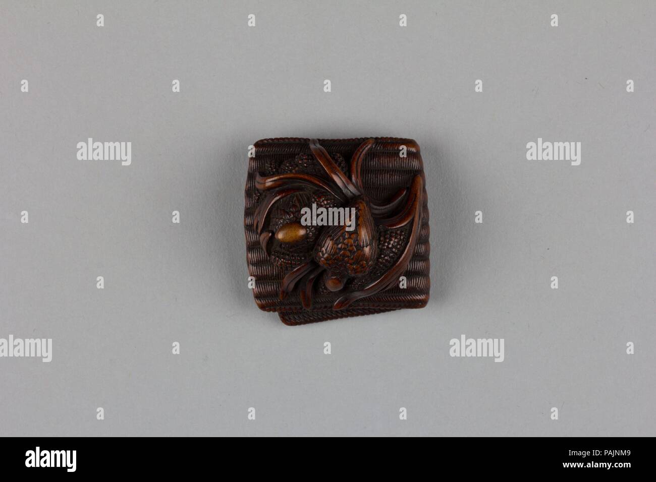 Netsuke di quaglia su nido di miglio sulla stuoia. Cultura: il Giappone. Dimensioni: H. 7/8 in. (2,2 cm); W. 1 3/4 in. (4.4 cm); D. 1 1/2 in. (3.8 cm). Data: del XIX secolo. Museo: Metropolitan Museum of Art di New York, Stati Uniti d'America. Foto Stock