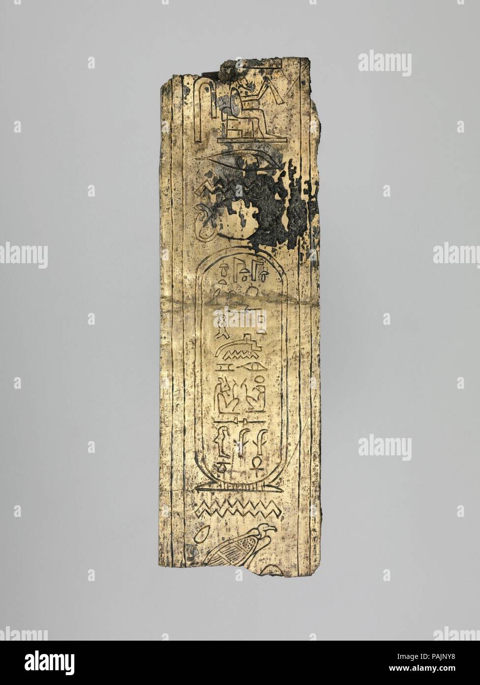 Fascia decorativa forse da un santuario con il nome di Tolomeo X. Dimensioni: 5,5 x 18 cm (2 3/16 x 7 1/16 in.). Regno: regno di Tolomeo X Alessandro I. Data: 107-88 A.C.. Questa striscia in argento con il trono nome di Tolomeo X Alessandro i deve essere montato su un altro elemento, probabilmente un santuario o tempio di arredamento. Il cartiglio registra il trono nome di Tolomeo X: 'L'erede dell'Beneficient il Dio e la Dea Beneficient e femmina Re, che è la scelta di Ptah, chi porta avanti l'ordine del re, la viva immagine sacra di Amon." La femmina Re era sua madre Cleopatra III, che aveva sostituito egli Foto Stock