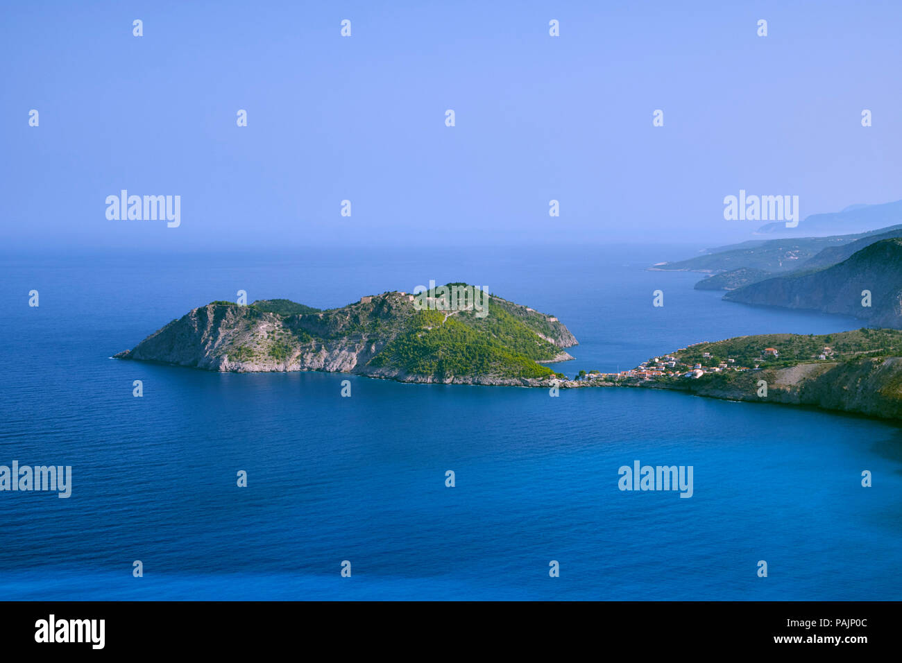 Villaggio di Assos e il suo castello sul golfo di Myrtos. Cefalonia, Isole Ionie, Grecia. Foto Stock